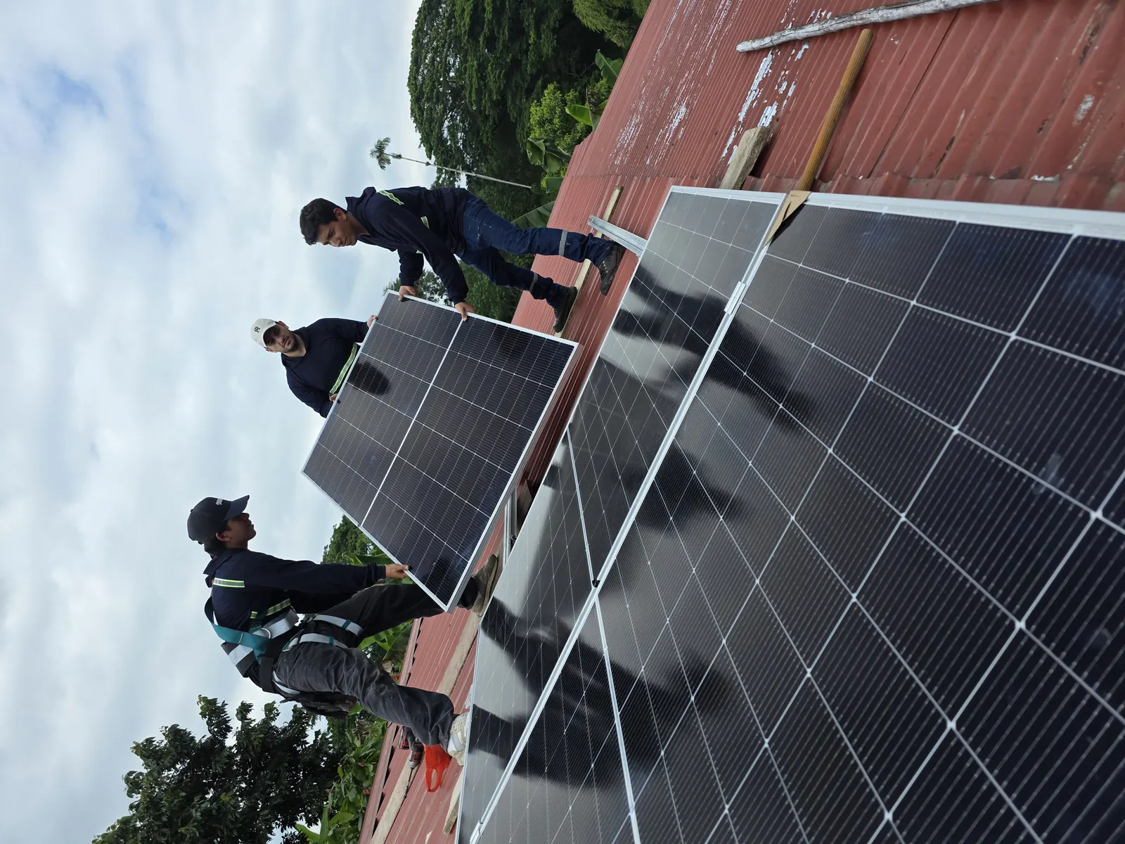 Equipo de Smart Solution instalando paneles solares en una propiedad rural